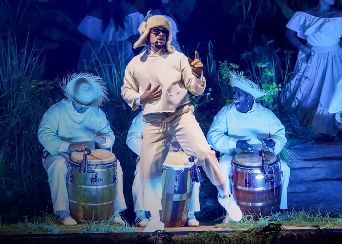 Foto: Bad Bunny y la estela maya /cortesía