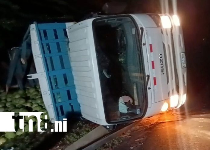Foto: Accidentes en Managua deja camión volcado y vehículo destruido/TN8