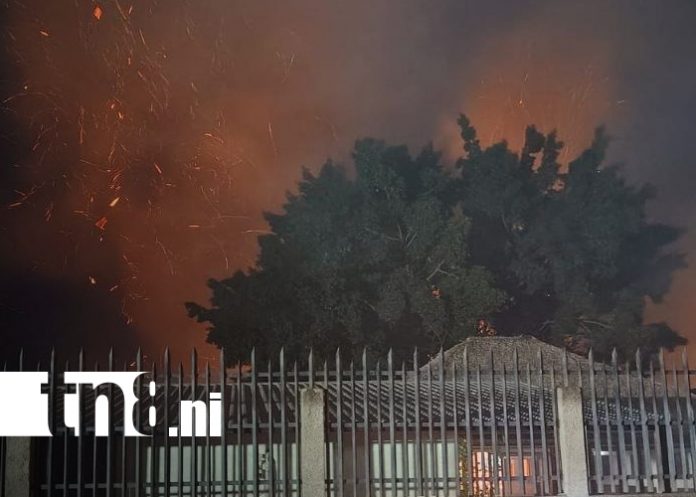 Foto: Incendio alarma a familias en colegio de Ciudad Sandino/TN8