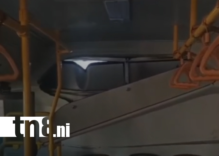 Foto: Choque entre buses de la misma ruta desata pánico entre pasajeros/TN8