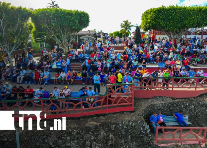 Foto: Familias reciben el año nuevo entre música y desfiles en todo el país/TN8