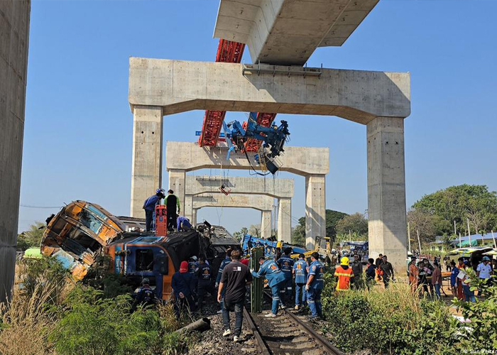 Foto: Heridos al caer una grúa sobre un tren en Tailandia /Cortesía