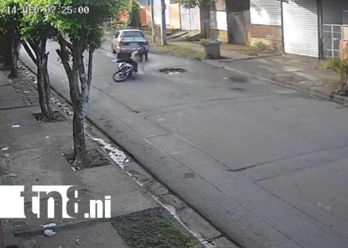 Foto: Conductor se va tras chocar a motociclista en Managua /TN8