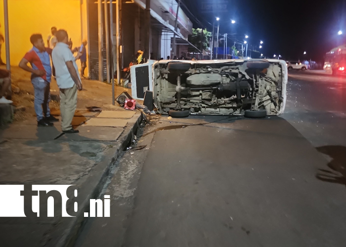 Foto: Accidente en Santo Domingo deja un microbusito volcado/TN8