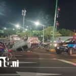 Accidente de tránsito deja taxi volcado en Managua Foto: Tránsito investiga vuelco de taxi en Managua/TN8