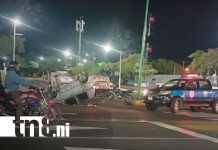 Foto: Tránsito investiga vuelco de taxi en Managua/TN8