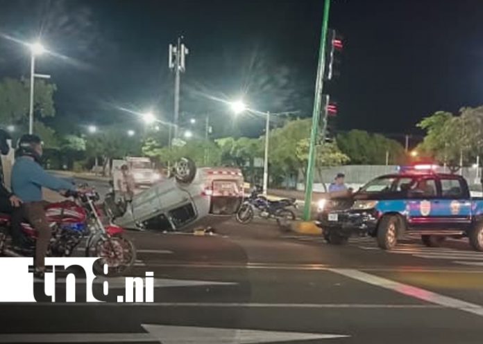Foto: Tránsito investiga vuelco de taxi en Managua/TN8