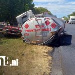 Foto: Vuelco en kilómetro 49 de la carretera León – Managua deja solo daños materiales/TN8