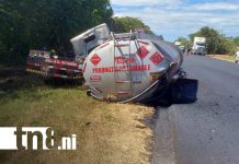 Foto: Vuelco en kilómetro 49 de la carretera León – Managua deja solo daños materiales/TN8