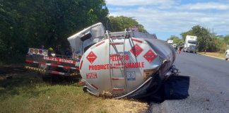 Foto: Vuelco en kilómetro 49 de la carretera León – Managua deja solo daños materiales/TN8
