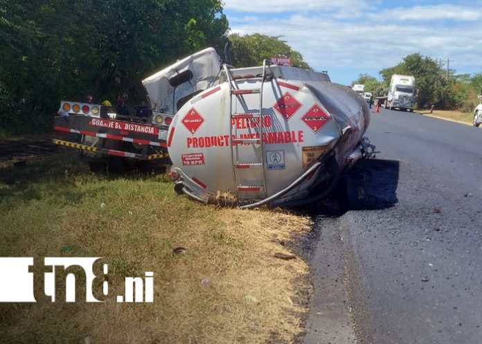 Foto: Vuelco en kilómetro 49 de la carretera León – Managua deja solo daños materiales/TN8