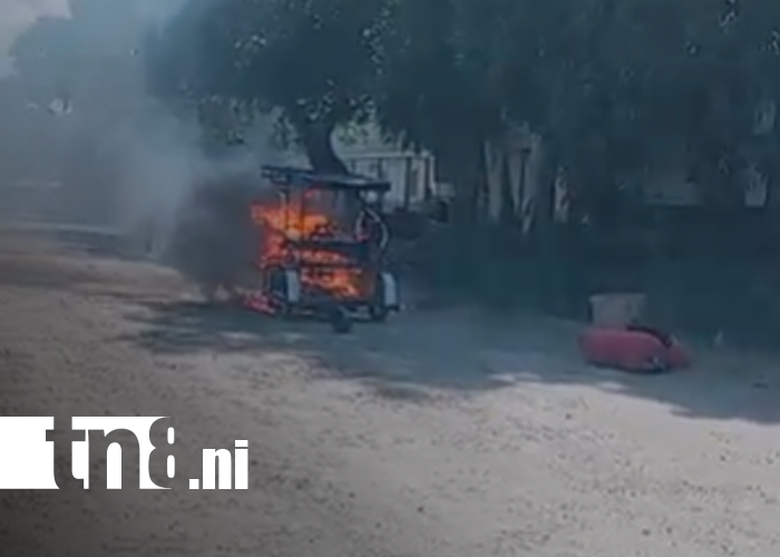Foto: Mototaxi se incendia en pleno recorrido en El Viejo, Chinandega/TN8