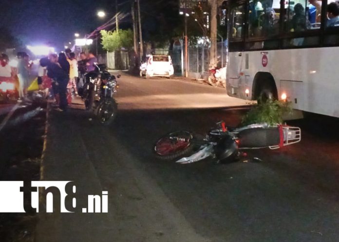 Foto: Imprudencia y colisión dejan dos personas gravemente lesionadas en Managua/TN8
