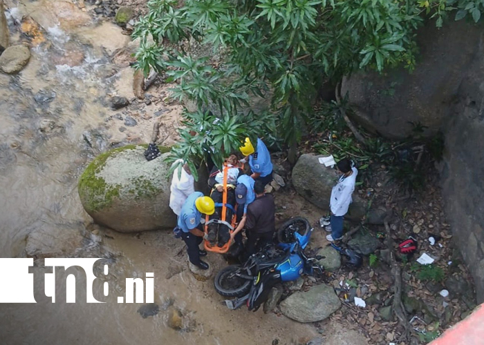 Foto: Motociclista fallece tras salir de la vía en el Puente Alalí, Nueva Segovia/ TN8