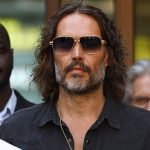 Foto: Russell Brand permanece en libertad bajo fianza mientras avanza el proceso judicial/TN8
