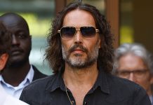 Foto: Russell Brand permanece en libertad bajo fianza mientras avanza el proceso judicial/TN8