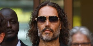 Foto: Russell Brand permanece en libertad bajo fianza mientras avanza el proceso judicial/TN8