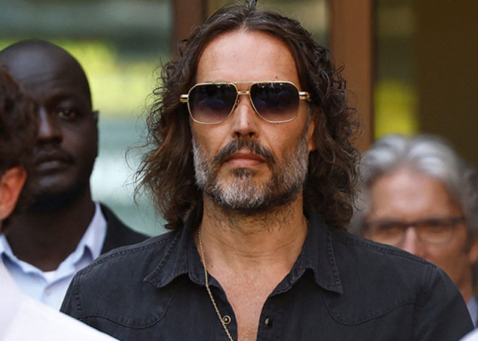 Foto: Russell Brand permanece en libertad bajo fianza mientras avanza el proceso judicial/TN8