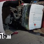 Volquete cargado de arena se vuelca en el km 9 de la Carretera Nueva a León Foto: Volquete se vuelca en km 9 de la Carretera Nueva a León/TN8