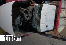 Volquete cargado de arena se vuelca en el km 9 de la Carretera Nueva a León Foto: Volquete se vuelca en km 9 de la Carretera Nueva a León/TN8