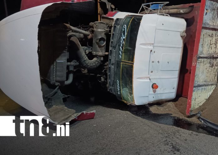 Foto: Volquete se vuelca en km 9 de la Carretera Nueva a León/TN8