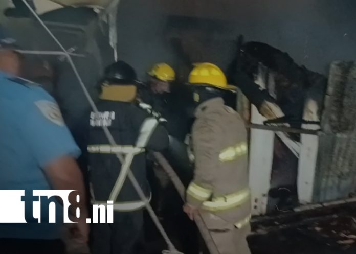 Foto: Incendio en bodega de vivienda en Reparto San Juan, Managua/TN8 Foto: Incendio en bodega de vivienda en Reparto San Juan, Managua/TN8