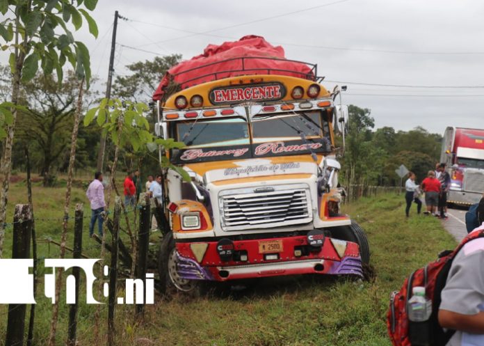 Foto: Colisión entre bus y camión ganadero genera pánico en ruta Managua-Rosita/TN8