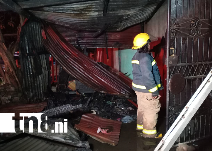 Foto: Incendio destruye bodega de materiales para piñatas en Managua/TN8
