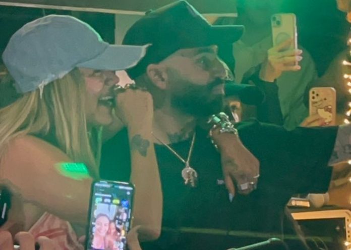 Foto: Karol G muestra su lado más auténtico en rumba callejera/Cortesía