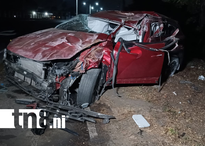 Foto: Accidente en Managua deja camión volcado y vehículo destruido/TN8