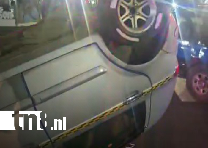 Foto: Tránsito investiga vuelco de taxi en Managua/TN8