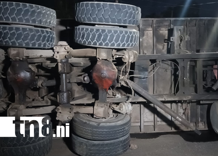 Foto: Volquete se vuelca en km 9 de la Carretera Nueva a León/TN8