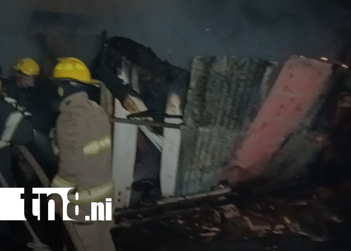 Foto: Incendio en bodega de vivienda en Reparto San Juan, Managua/TN8