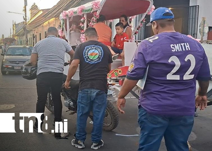 Foto: Motociclista choca contra coche de caballos en Calle Real Xalteva, Granada/TN8
