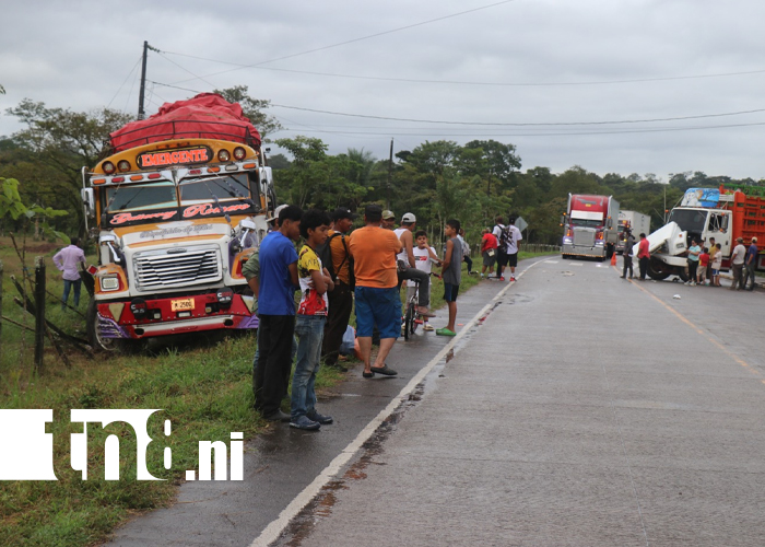 Foto: Colisión entre bus y camión ganadero genera pánico en ruta Managua-Rosita/TN8