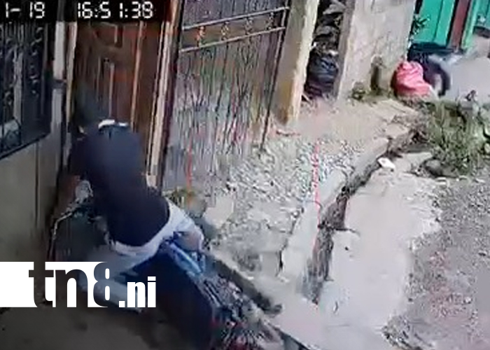 Foto: Motociclista pierde control y choca contra casa en Jinotega / TN8