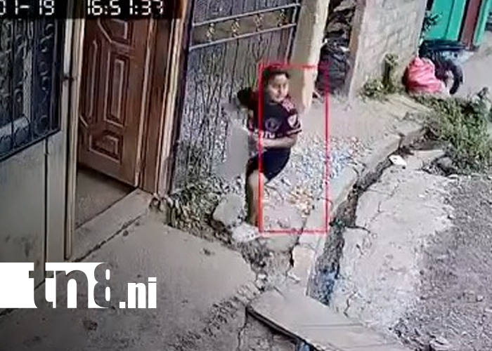 Foto: Motociclista pierde control y choca contra casa en Jinotega / TN8