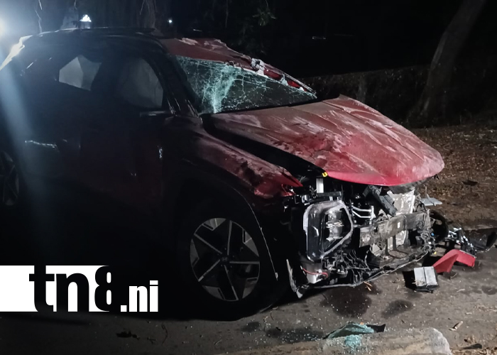 Foto: Accidente en Managua deja camión volcado y vehículo destruido/TN8