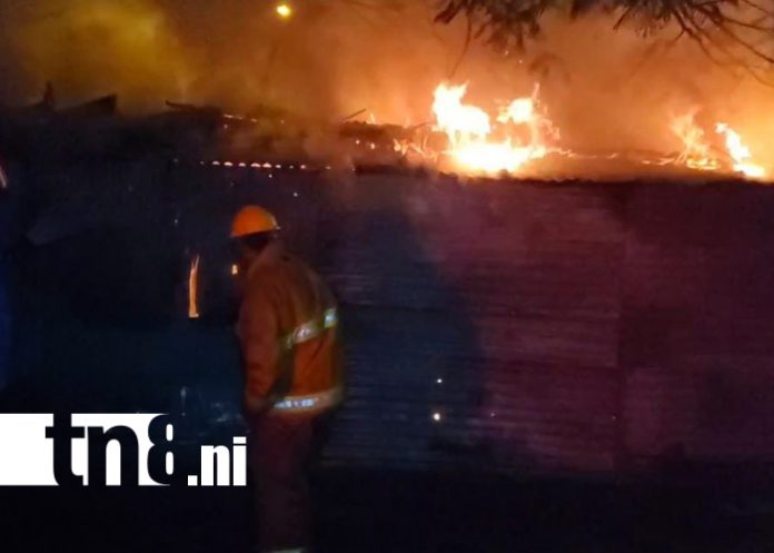 Foto: Incendio consume kiosco cerca del hospital de Estelí/TN8 Foto: Incendio consume kiosco cerca del hospital de Estelí/TN8