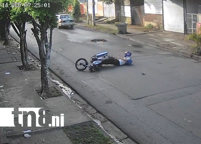 Foto: Conductor se va tras chocar a motociclista en Managua /TN8