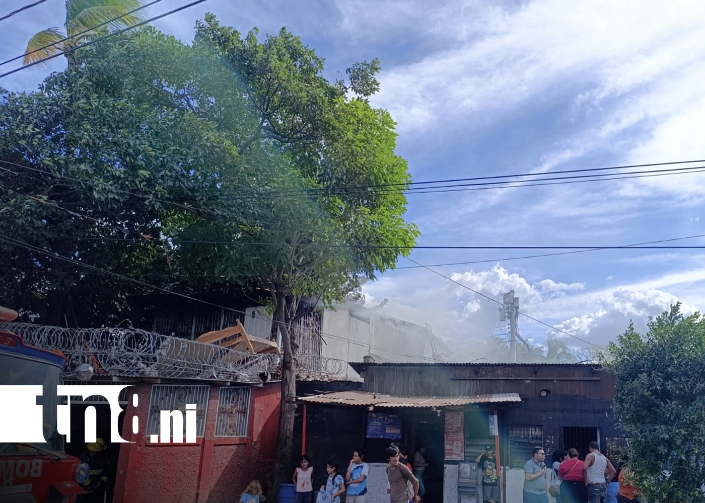 Foto:Incendio moviliza a Bomberos Unidos en barrio Altagracia/ TN8