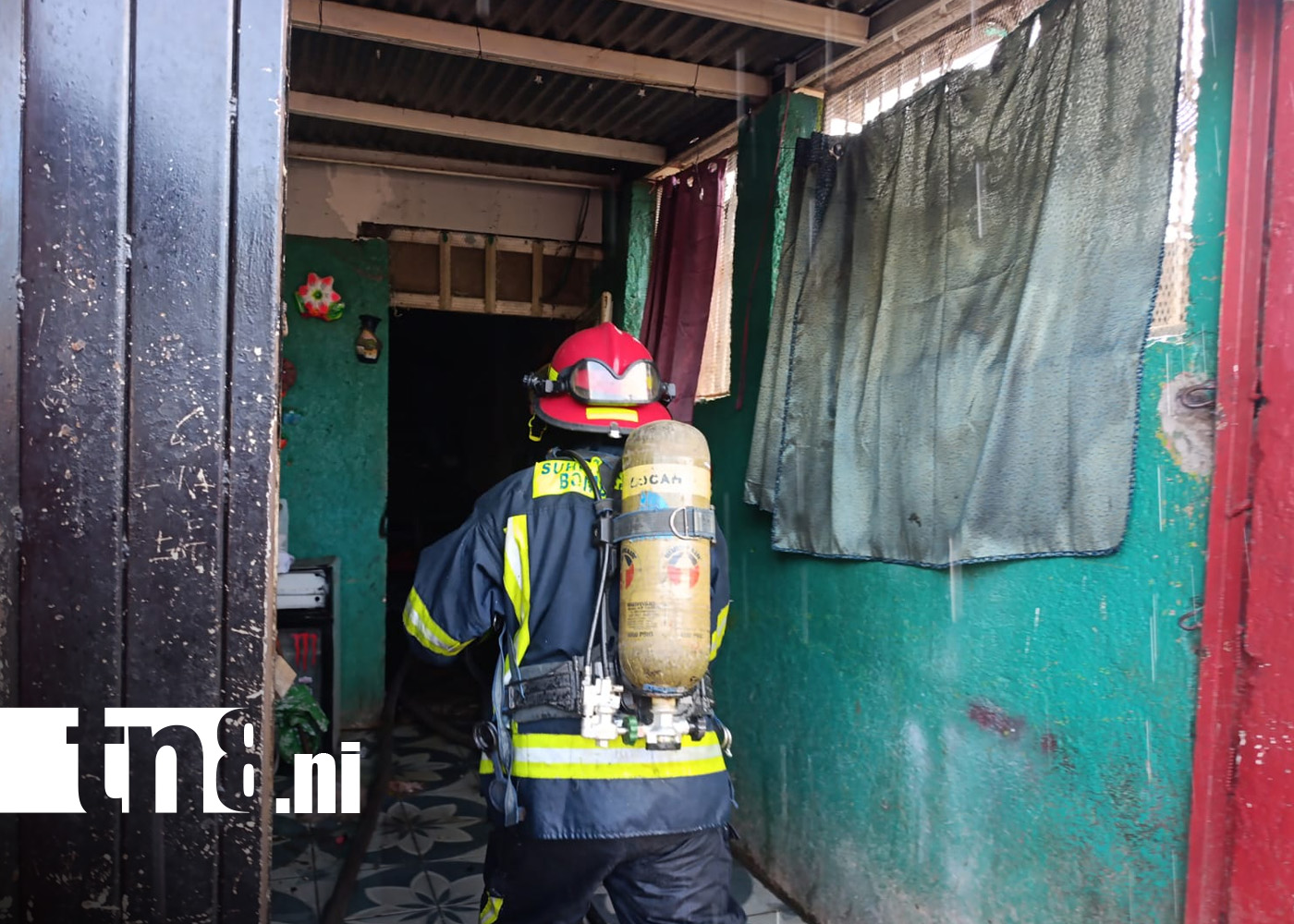 Foto:Incendio moviliza a Bomberos Unidos en barrio Altagracia/ TN8