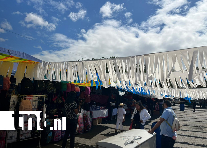 Foto: Feria Escolar 2026 llena de ahorro y oportunidades el Mercado Roberto Huembes / TN8