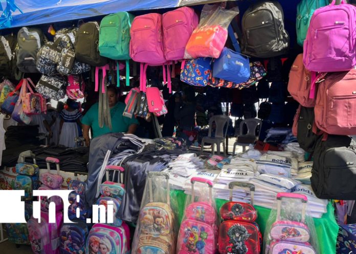 Foto: Feria Escolar 2026 llena de ahorro y oportunidades el Mercado Roberto Huembes / TN8