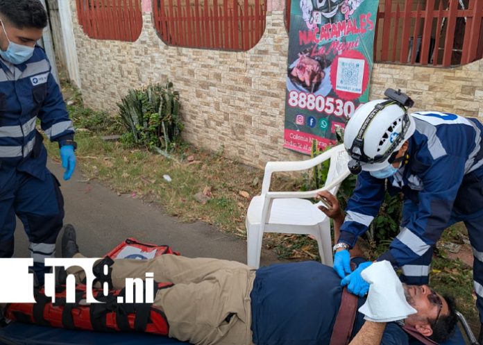 Foto: Motociclista impacta microbús al atender su celular en Managua / TN8