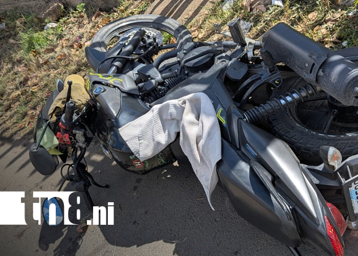 Foto: Motociclista impacta microbús al atender su celular en Managua / TN8
