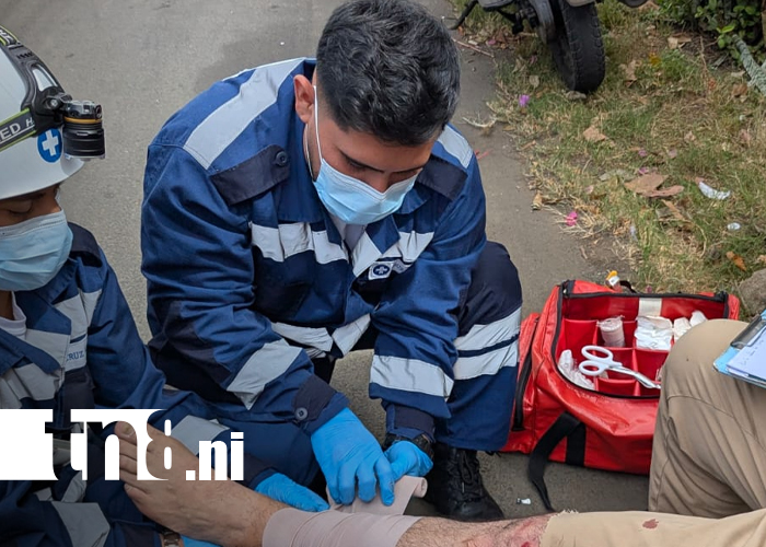 Foto: Motociclista impacta microbús al atender su celular en Managua / TN8