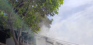 Foto:Incendio moviliza a Bomberos Unidos en barrio Altagracia/ TN8