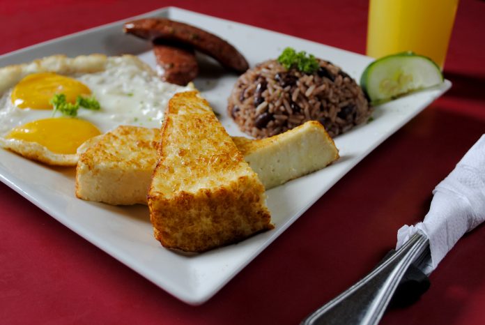 Foto: Claro Club y Las Brasas con 2x1 en desayunos / Cortesía