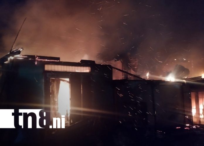 Foto: Cuatro negocios reducidos a cenizas tras incendio en la madrugada en Siuna/ TN8